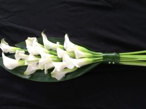 DG 100 – Strak legboeket Calla – € 55 - Rouwcenter Ivo Ceulemans